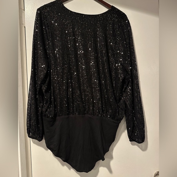 NWT🏷️ Gilli Sequin V Neck Bodysuit - Picture 2 of 4